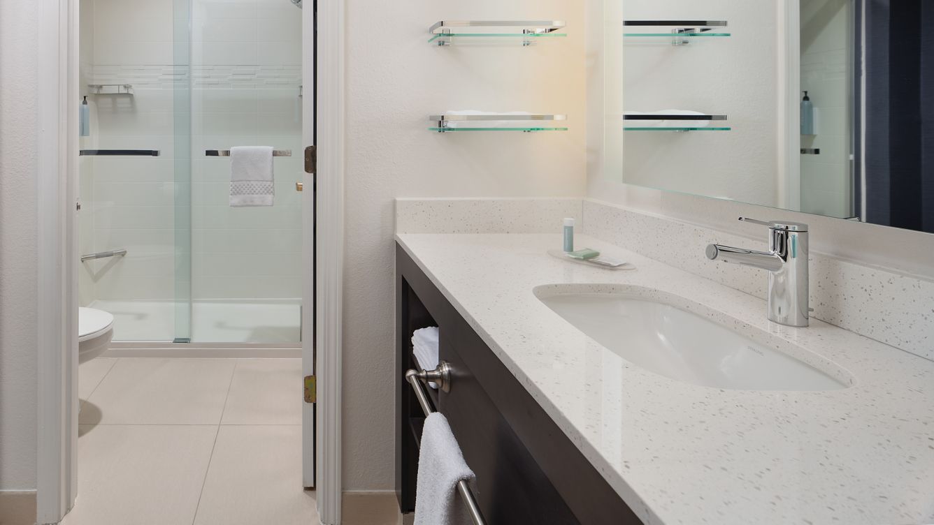 ri-fayph-bathroom38842-07862_Wide-Hor