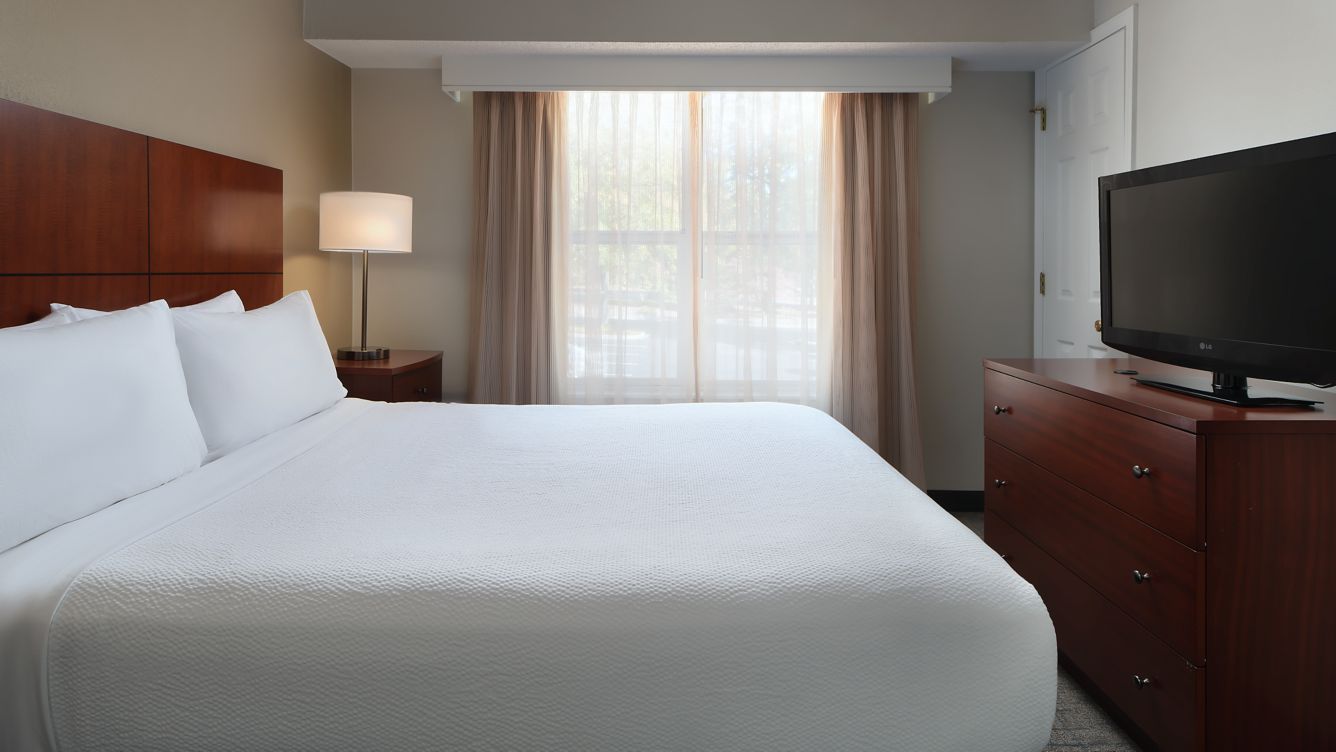 ri-fayph-queen-bedroom32306-57717_Wide-Hor