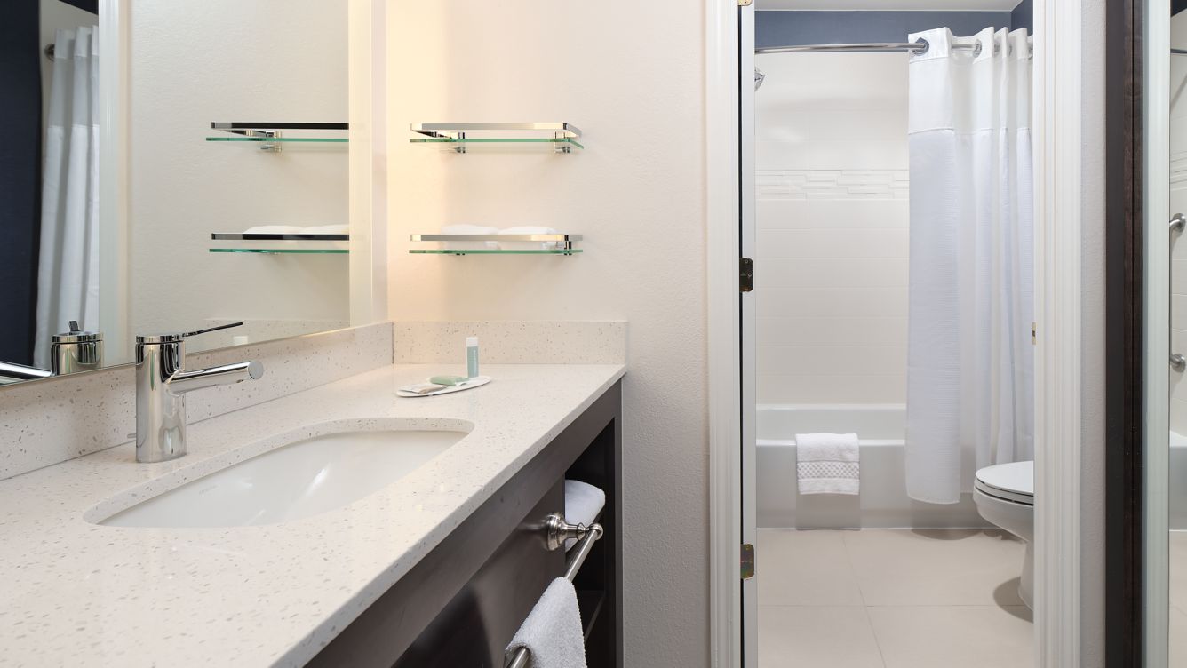 ri-fayph-studio-bathroom28406-85034_Wide-Hor